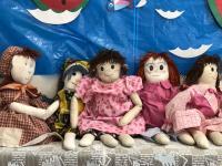 布で作った5体の人形が並んでいる写真