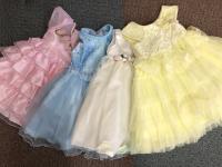 ピンク色やブルー、白色と黄色の子どものドレスの写真