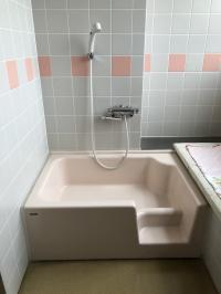 シャワーが設置されている風呂場の写真