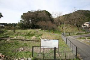 道路沿いに柵がある窯跡の全景写真