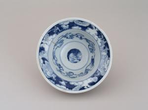 真っ白な円形の鉢の内側に紺色で描かれている文様を真上から写した染付鉢の写真