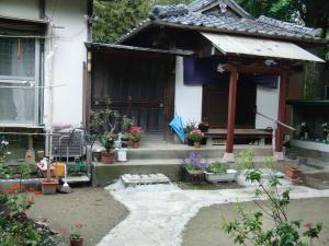 旅石尋光寺の入り口付近の写真