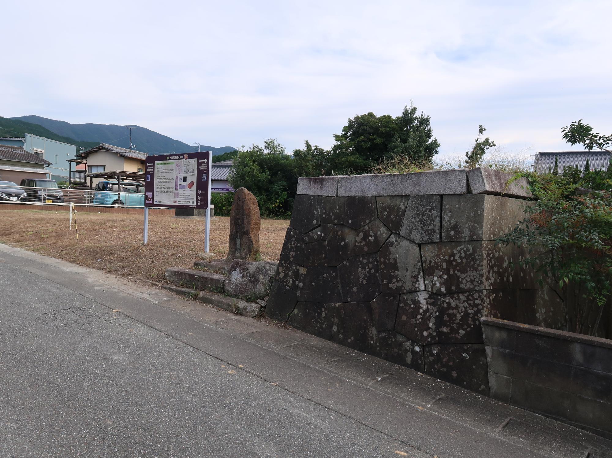 田原眼科門の石垣です