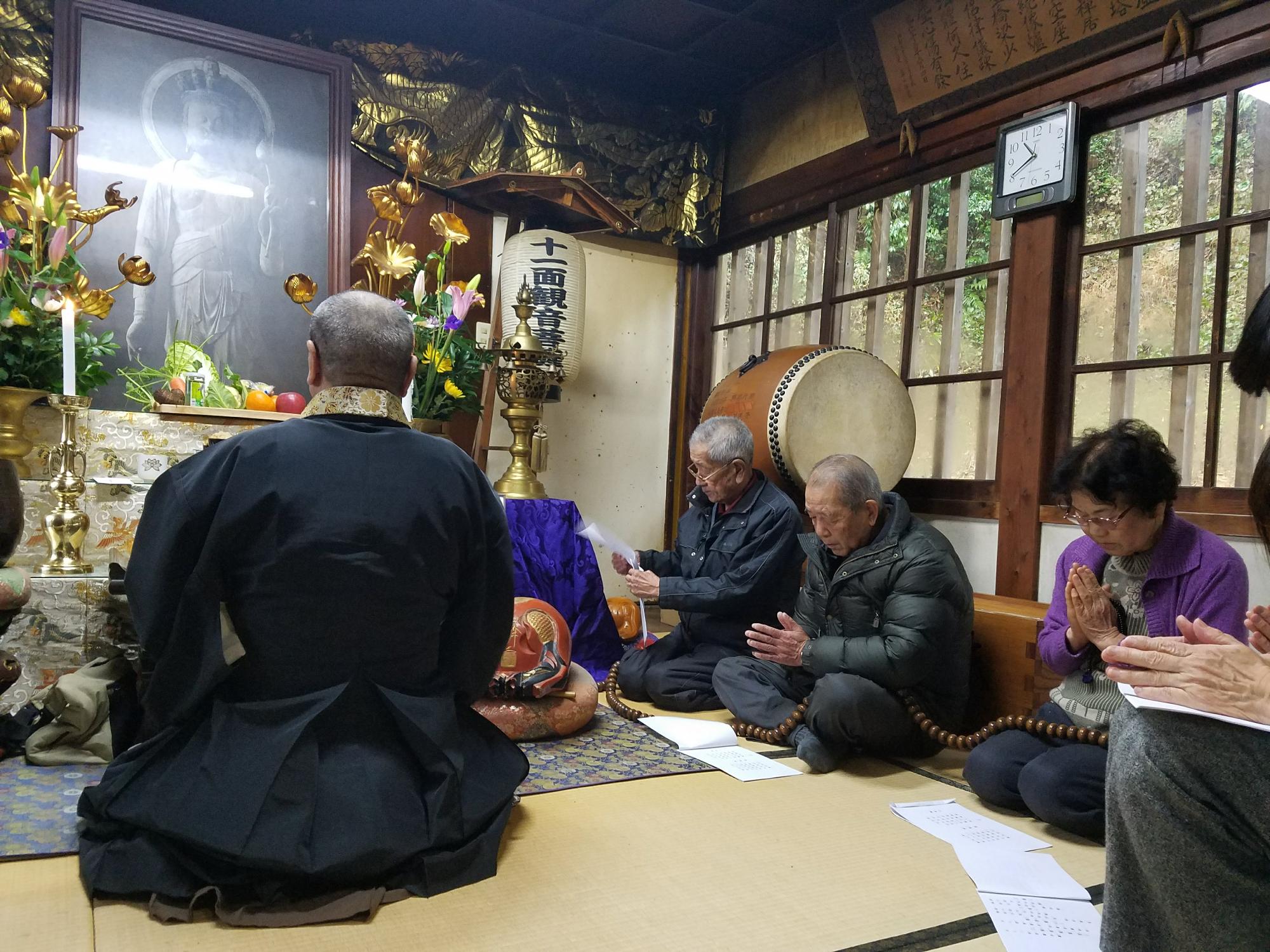 数珠繰りの風景です